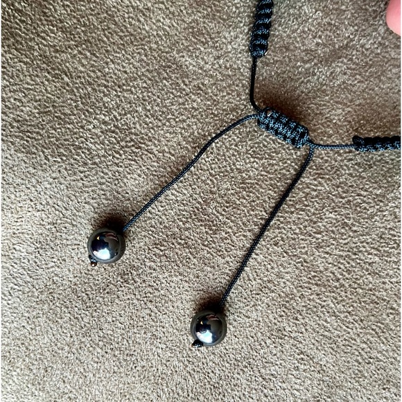 Macrame and bead bracelet. Emerald green glass beads. Adjustable. - Picture 4 of 5